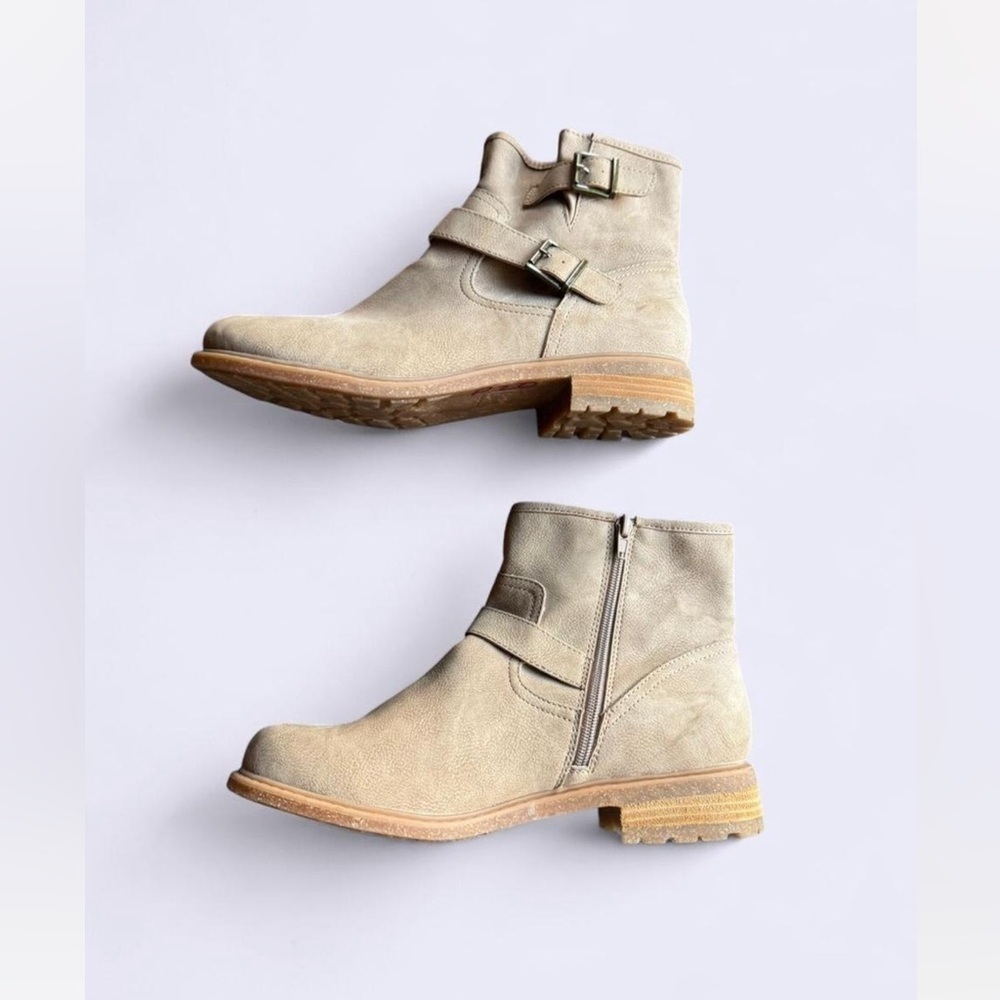 b.o.c. Men's Cream Chukka Boots